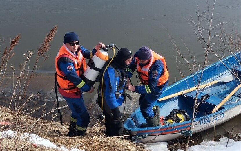 В поисках тела ребенка спасатели обследовали еще 1000 кв. м. дна на реке Сива. Видео: t.me/AAShutkin