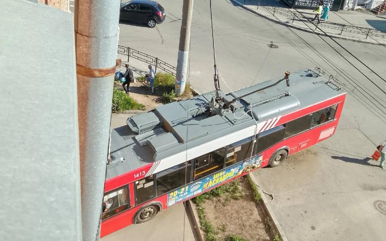 Троллейбус врезался в дом в центре Ижевска