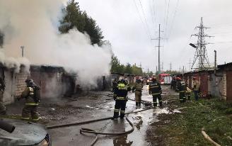 16 гаражей пострадали при пожаре на Воткинском шоссе в Ижевске