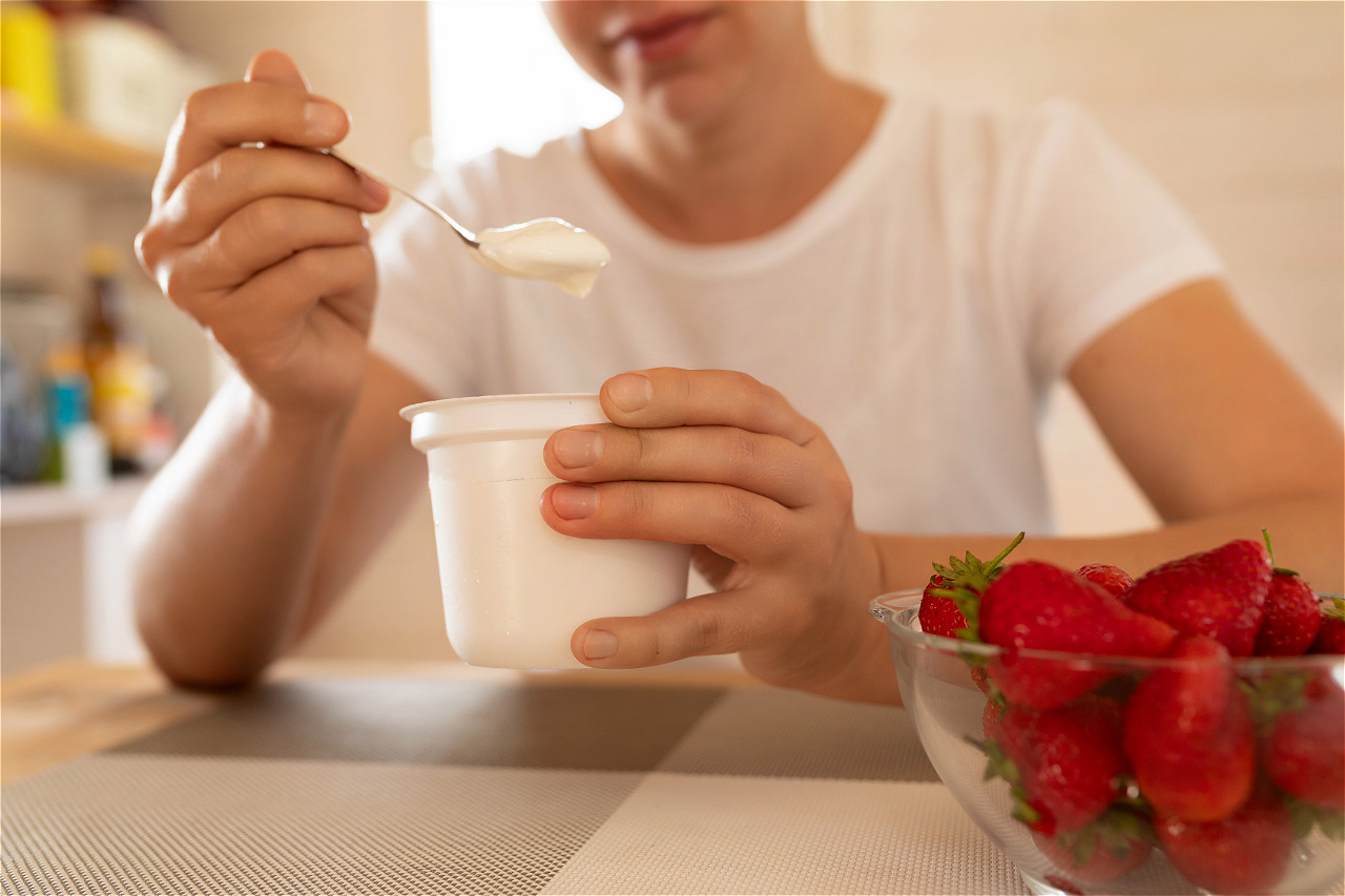 Кости требуют не только кальция: 5 продуктов, которые стоит чаще добавлять в меню, чтобы защититься от переломов и остеопароза