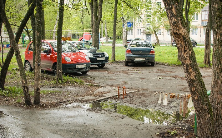 Жителям многоквартирных домов Ижевска могут разрешить организовывать парковки на муниципальных участках