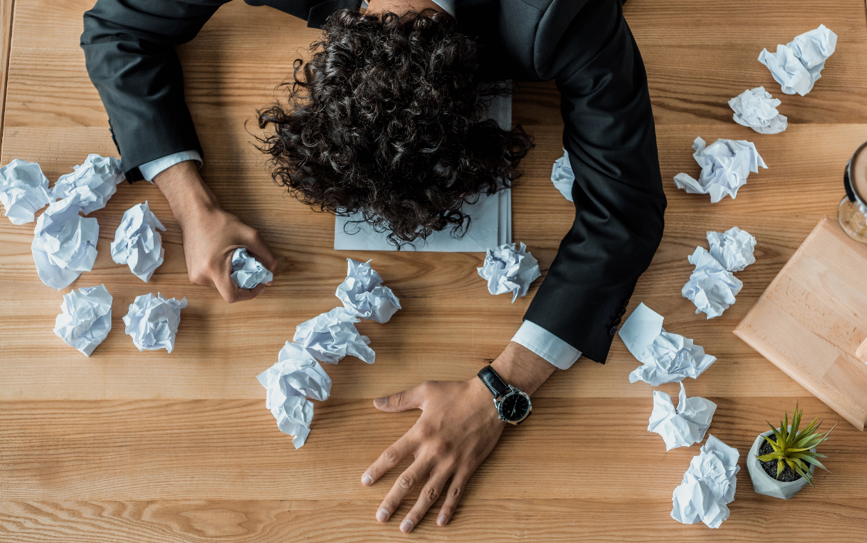 Эффект «тихого страха»: почему мы откладываем важные решения до последнего и даже не замечаем, как мозг нас обманывает