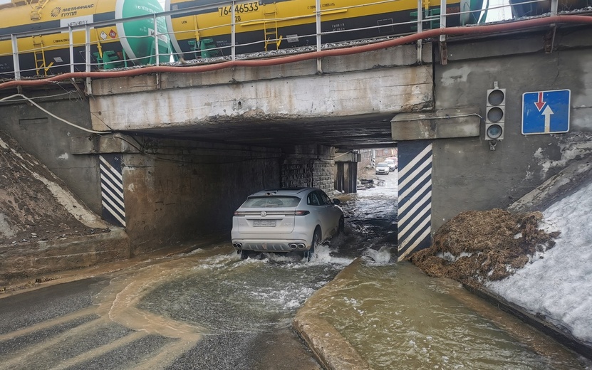 Движение под ж/д мостом закрыли в Балезино из-за подтопления