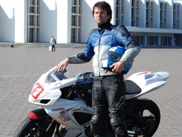 Гонщик первой в Удмуртии профессиональной команды по шоссейно-кольцевым мотогонкам SV Racing Александр Власов