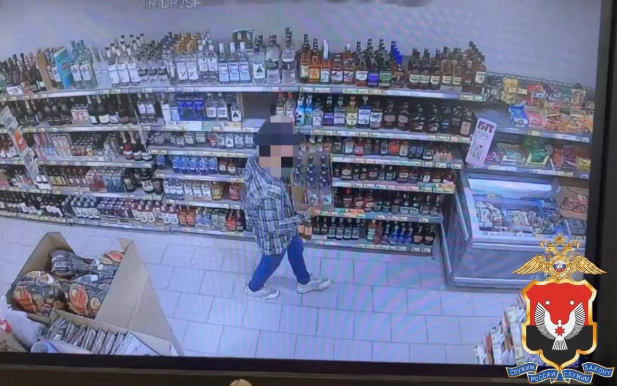 Жителя Ижевска задержали за кражу ящика водки из магазина