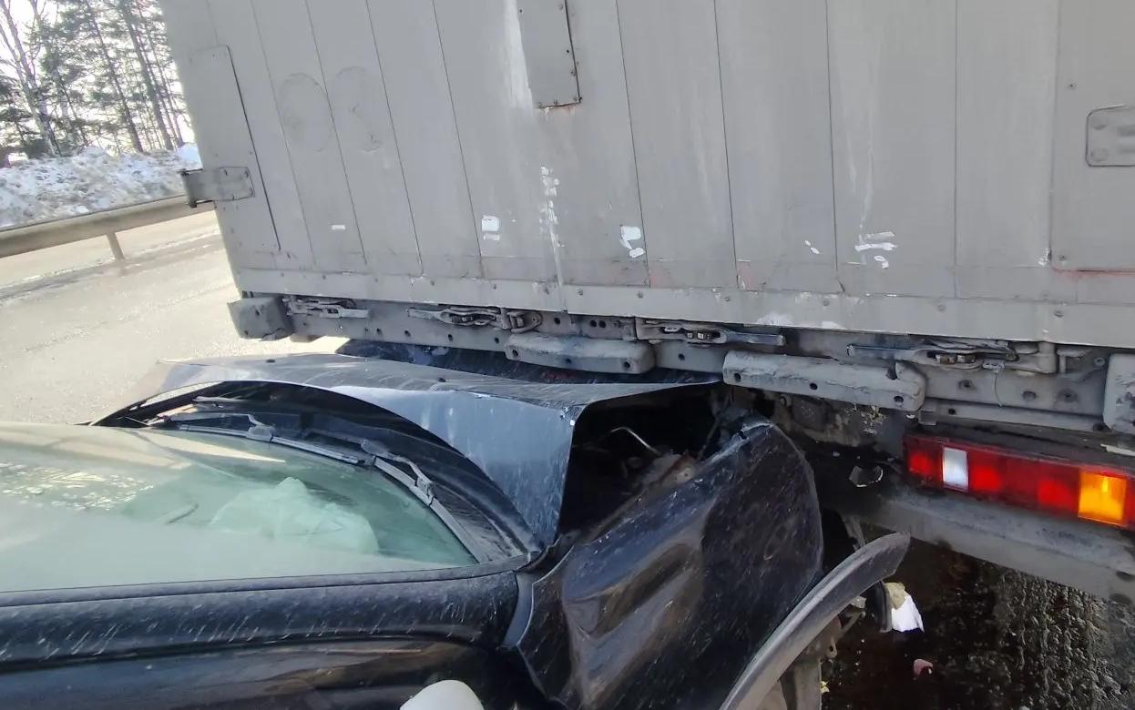 Нетрезвый водитель кроссовера врезался в грузовик в Ижевске