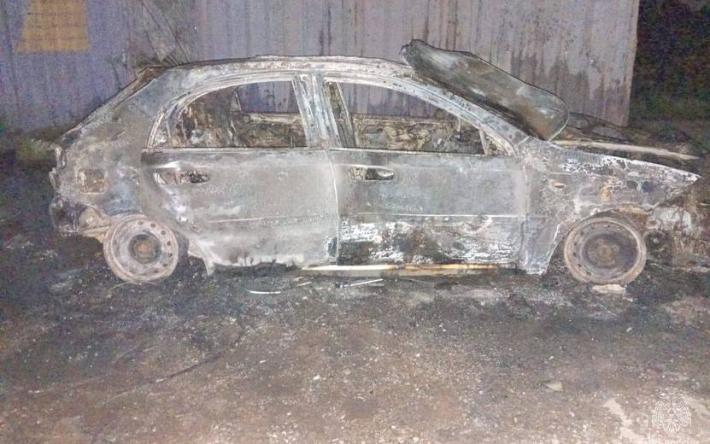 Машина сгорела на въезде в садовый массив в Удмуртии