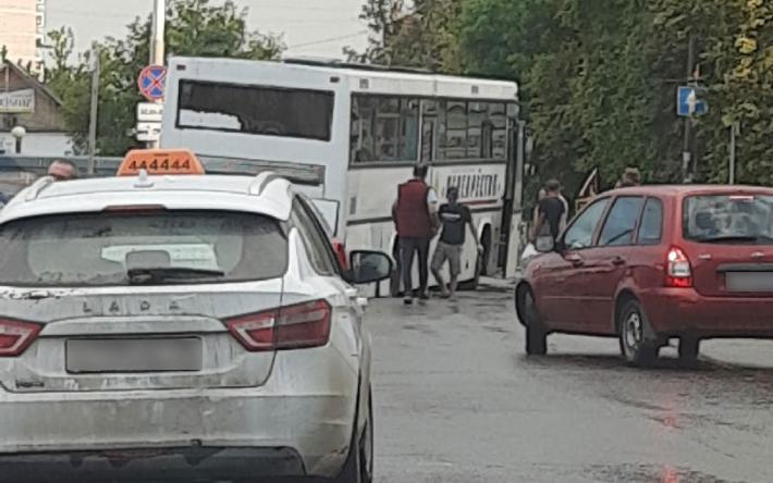 Заднее колесо пассажирского автобуса попало в провал асфальта на улице Красноармейской в Ижевске