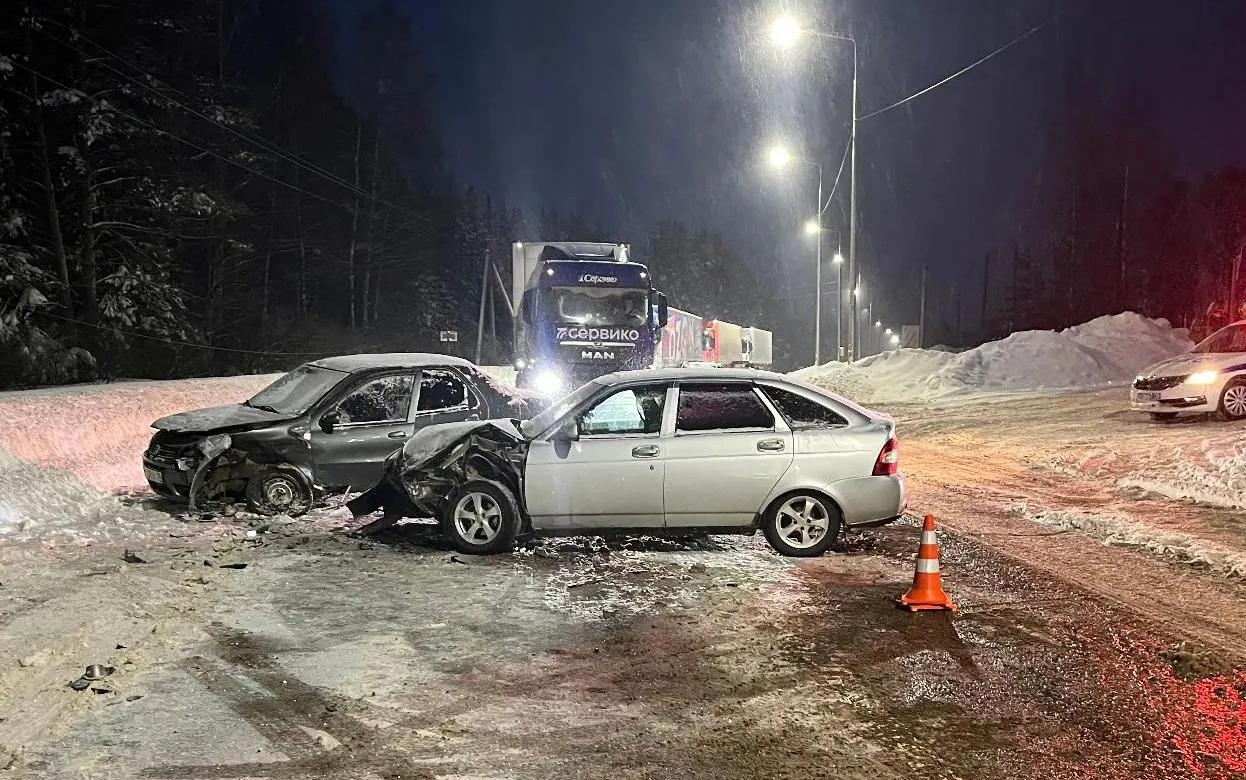 Трое взрослых и трое детей пострадали на перекрестке в Воткинске