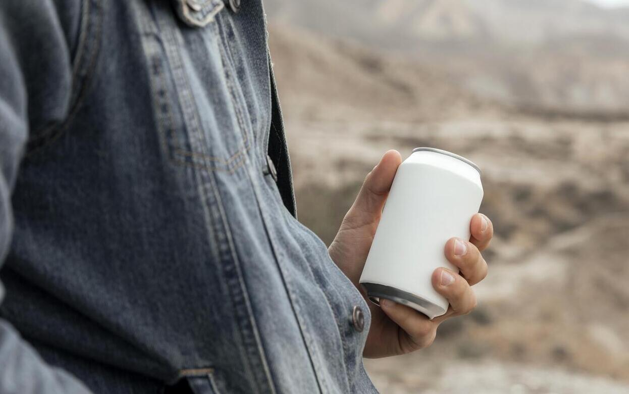 Жителям Удмуртии рассказали о вреде энергетиков для полости рта