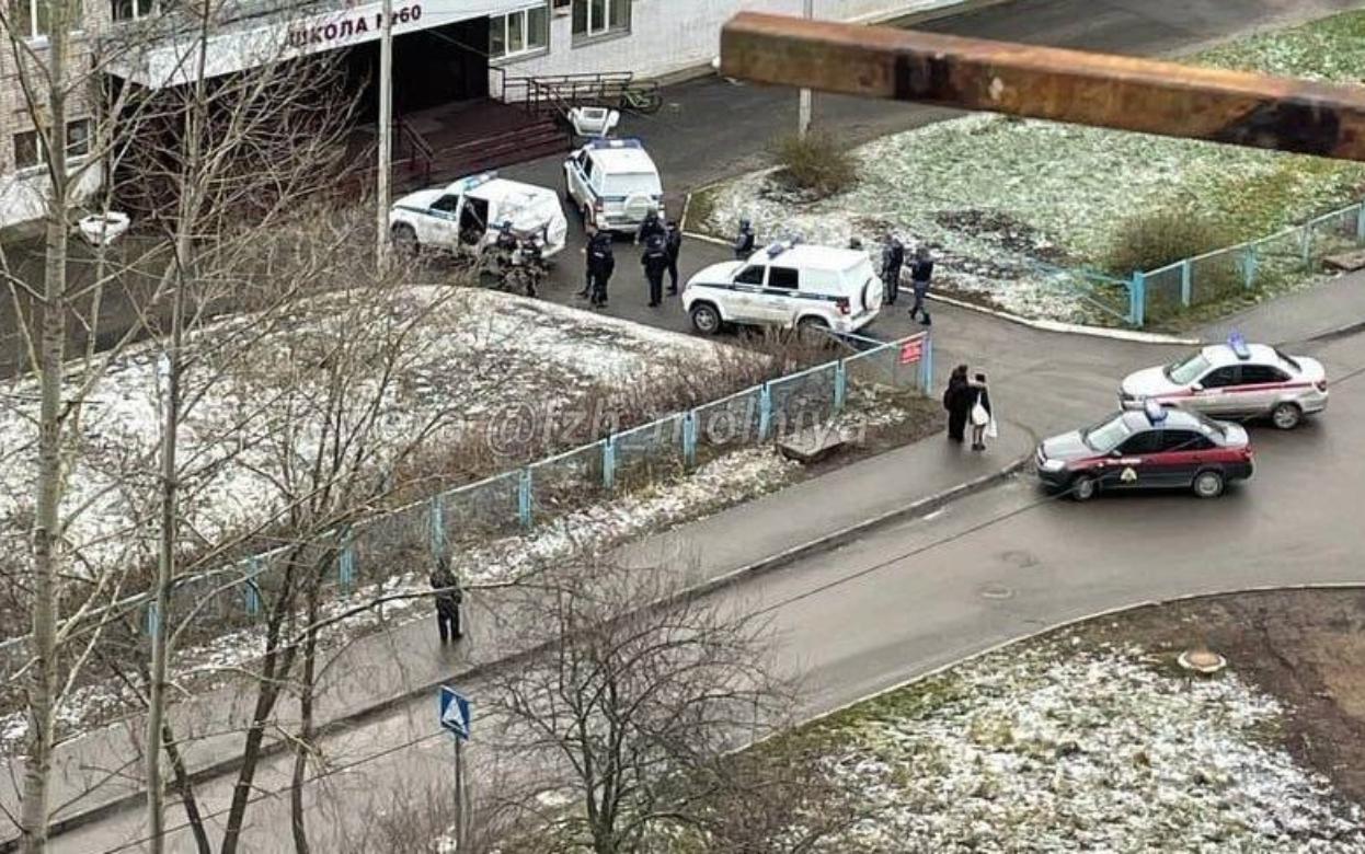 Очевидцы: неадекват в одних трусах проник в школу в Ижевске