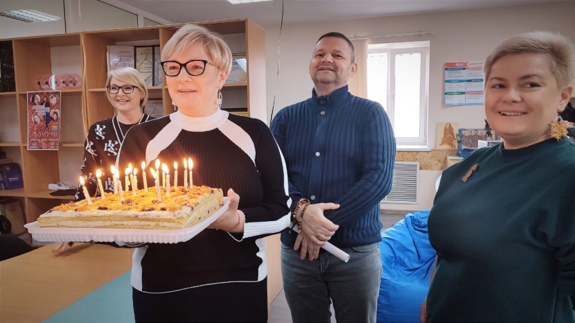Любимый торт на день рождения сайта IZHLIFE вручает директор CDM Анастасия Власова