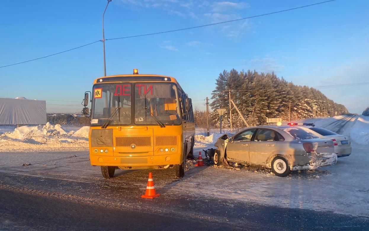 Девушка на «Шевроле» врезалась в школьный автобус под Ижевском