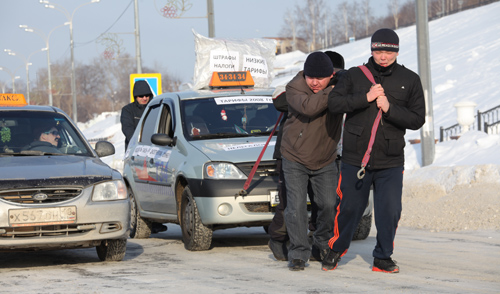 Фотофакт: флешмоб против коллег-нелегалов устроили таксисты Ижевска