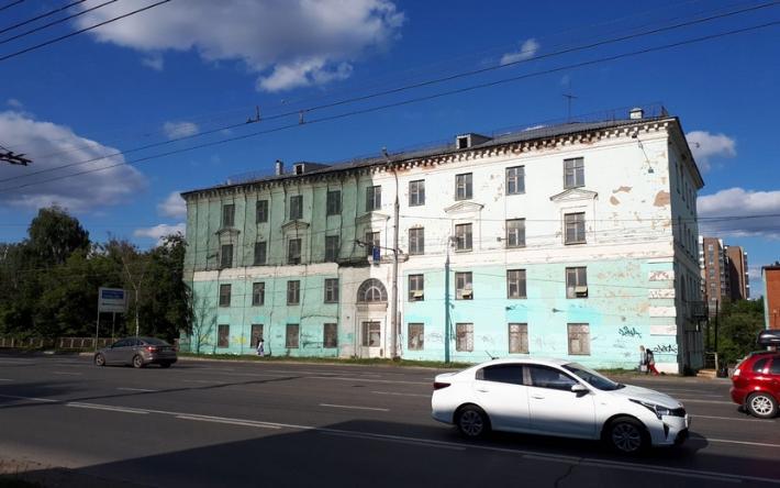 Есть вопрос: почему здание за первым корпусом УдГУ в Ижевске обтянуто сеткой?