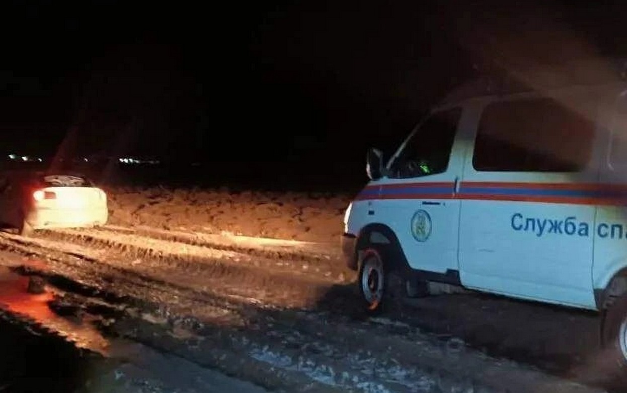 Застрявшую в поле на машине беременную женщину спасли в Удмуртии
