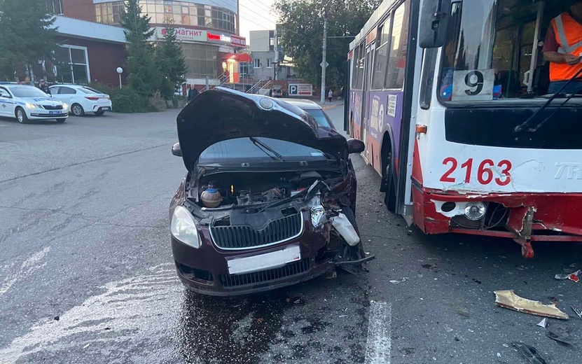 Двое взрослых и маленький ребенок пострадали в ДТП с троллейбусом в Ижевске