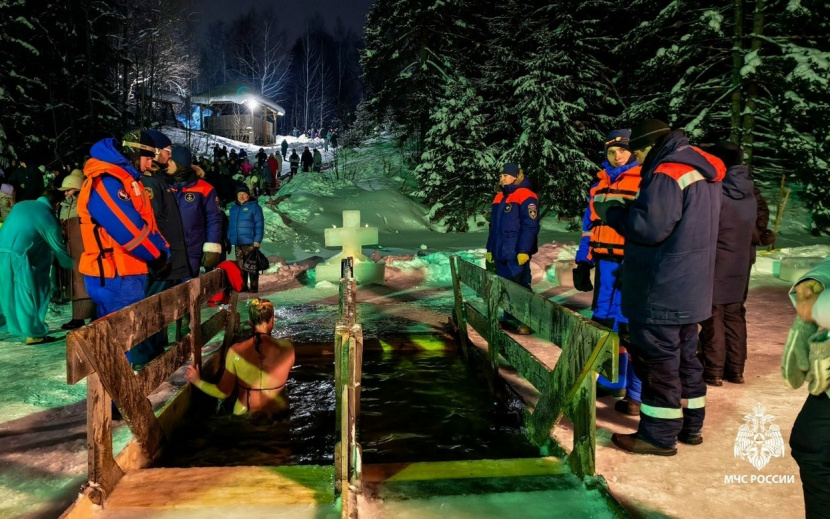 Более 6,5 тыс. жителей Удмуртии приняли участие в крещенских купаниях. Фото: пресс-служба ГУ МЧС по Удмуртии