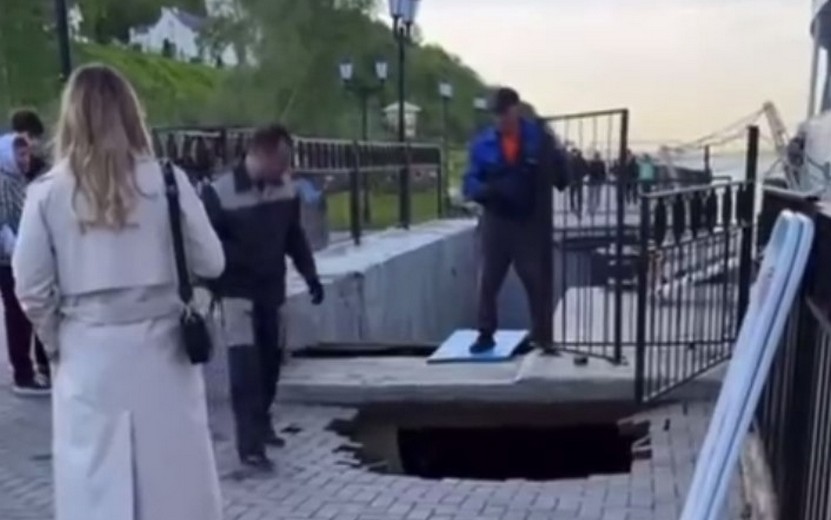 Женщины провалились на набережной в Сарапуле
