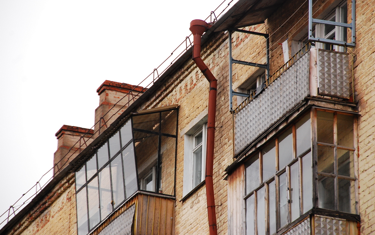 Жителям Удмуртии напомнили о штрафах за захламленный балкон