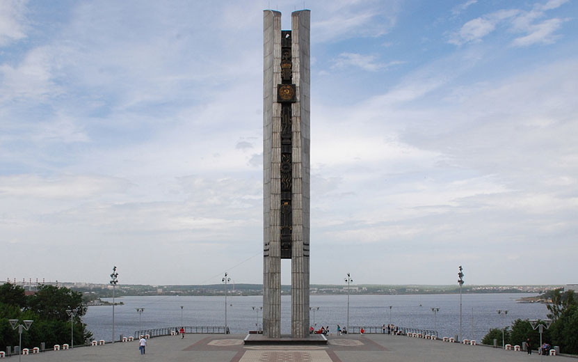 Монумент дружбы народов снг. Памятники Ижевска. Монумент дружбы в Киргизии. Монумент Ижевск. Огороженный монумент дружбы народов Ижевск фото.