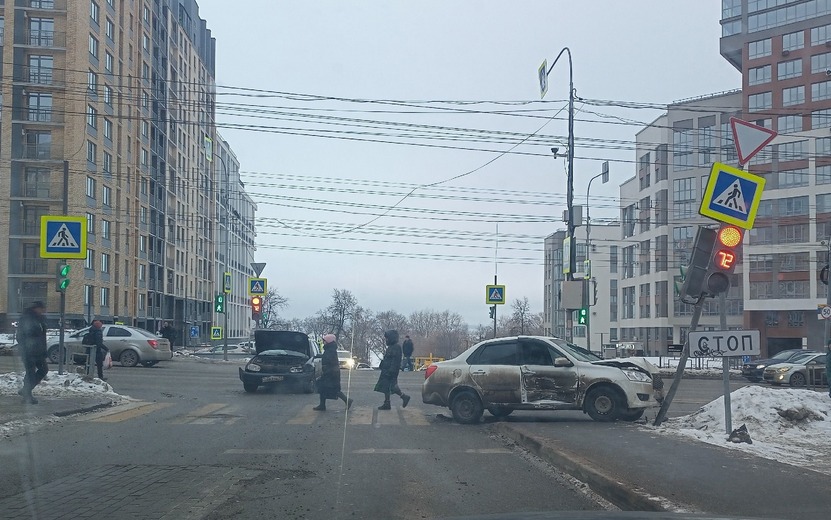 Легковушка снесла светофор на перекрестке в Ижевске