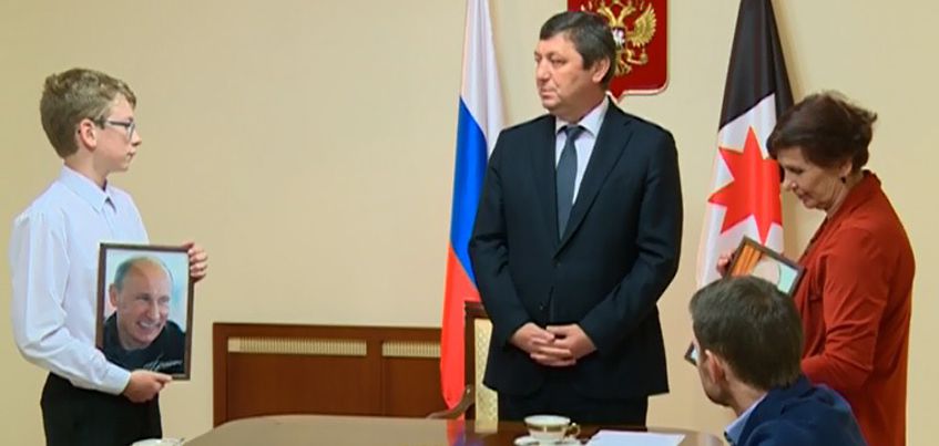 Двое жителей Ижевска получили фотографии Президента России с его автографом