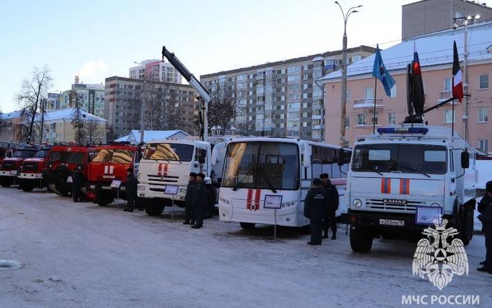 Замглавы МЧС России передал спасателям Удмуртии новую пожарную технику