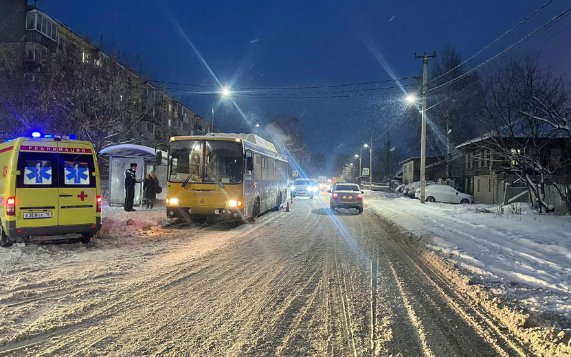 Водитель автобуса сбил подростка на остановке в Ижевске