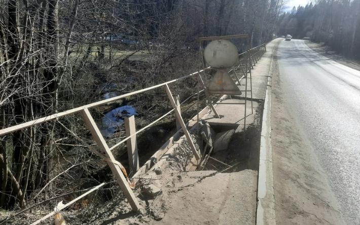 Жители Ижевска жалуются на провал тротуара по мосту по дороге к СХВ