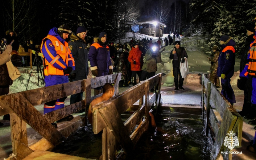 Более 6,5 тыс. жителей Удмуртии приняли участие в крещенских купаниях. Фото: пресс-служба ГУ МЧС по Удмуртии