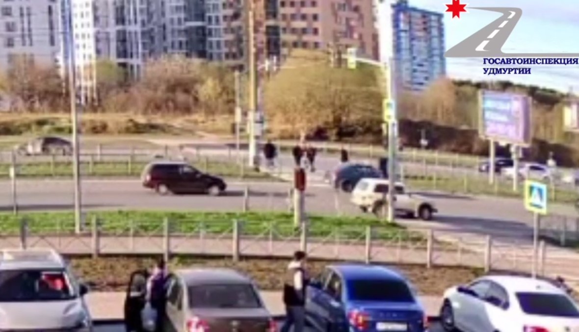 Момент дорожной аварии с детьми на ул. 10 лет Октября в Ижевске  Видео: Госавтоинспекция Удмуртии
