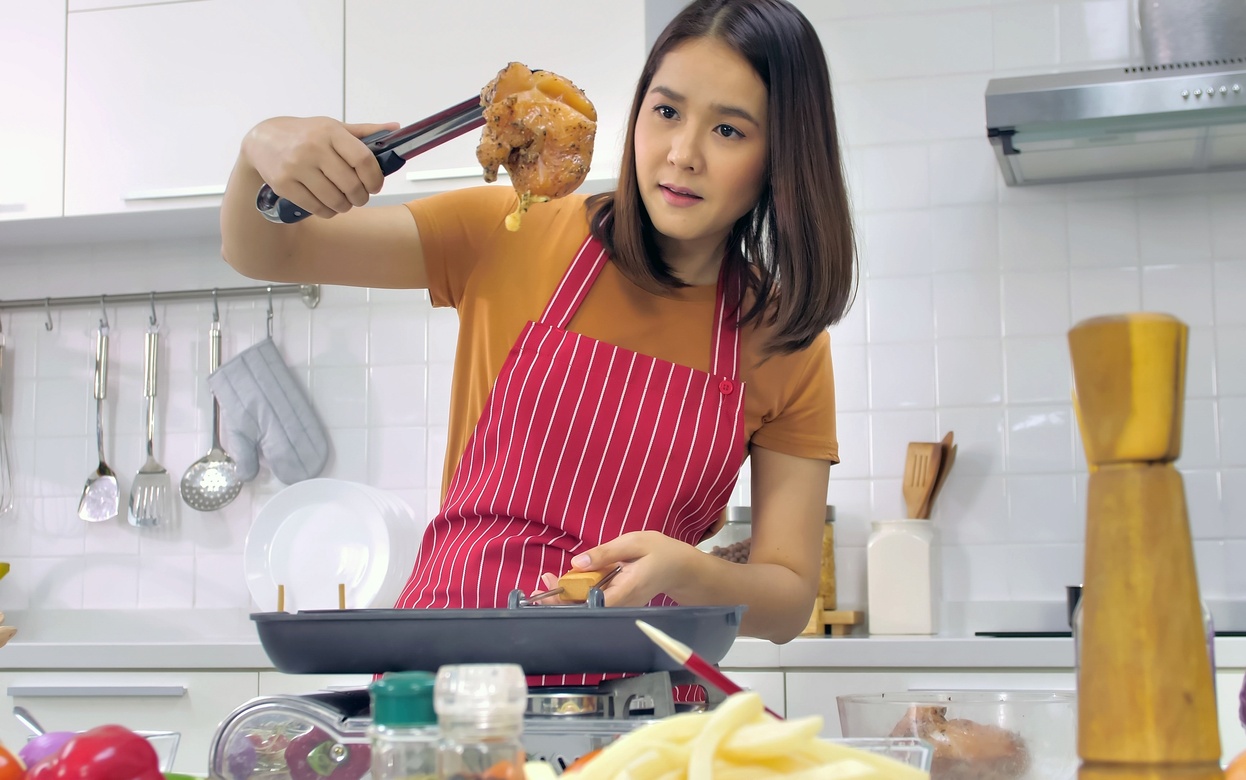 Всего 3 минуты в день – и липкий налет на кухне исчезнет: хитрость опытных хозяек