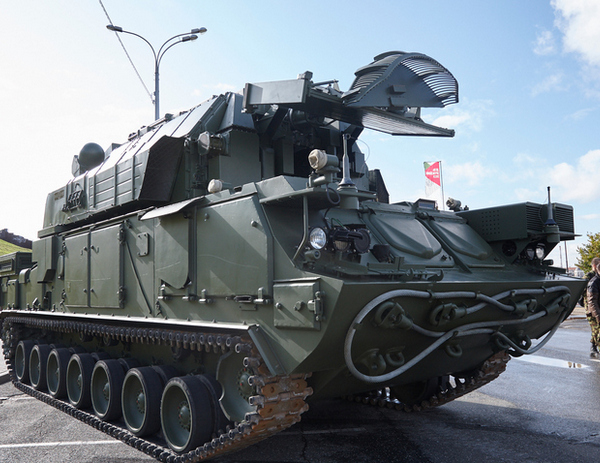 Фотофакт: на набережной Ижевска открыли выставку военной техники