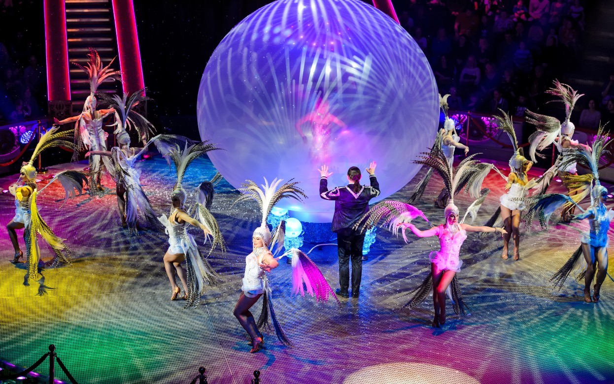 Танец над фонтаном и свет в руках жонглеров: чем удивляет новое цирковое шоу в Ижевске