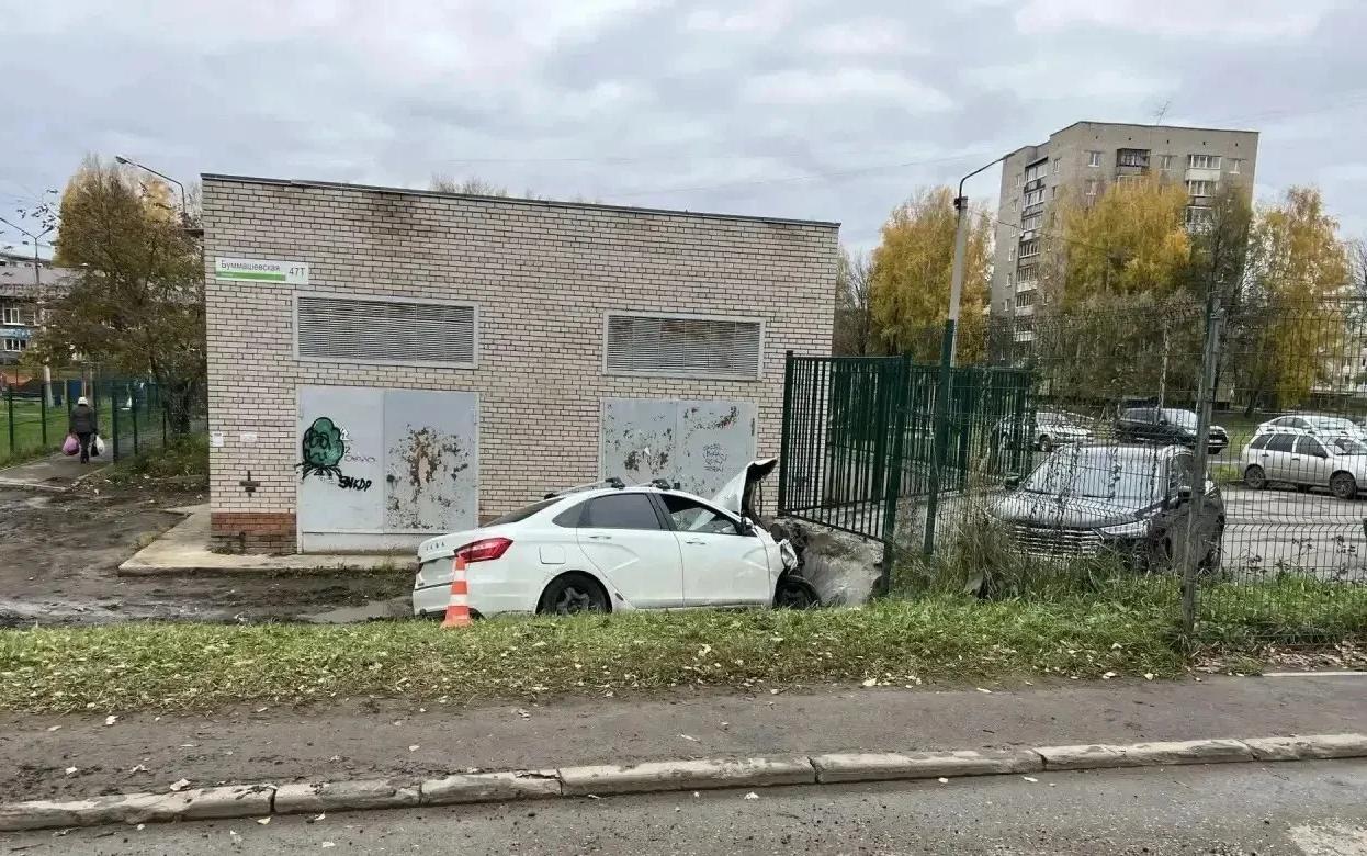 Пьяная женщина на «Весте» врезалась в бетонное ограждение в Ижевске