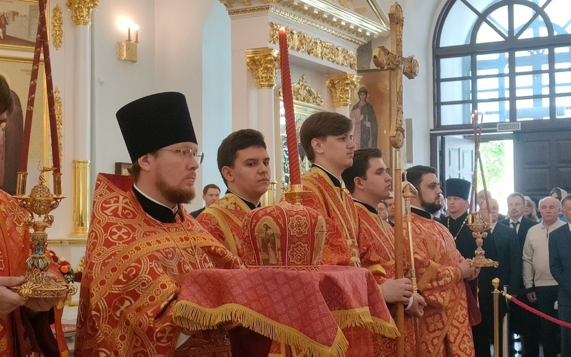 Патриарх Кирилл совершает Божественную литургию в Благовещенском соборе в Воткинске