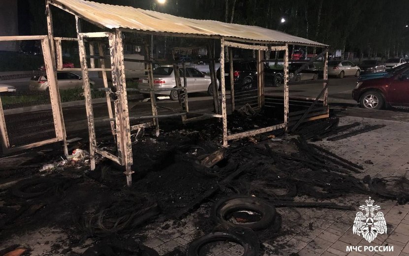 Три машины чуть не сгорели при пожаре на ул. Берша в Ижевске