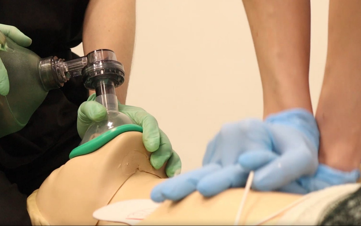 Студенты медицинского колледжа обучаются на технике «Аксион». Видео: Данил Иванов