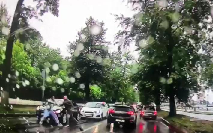 Видеофакт: двое водителей подрались у памятника Дерябину в Ижевске