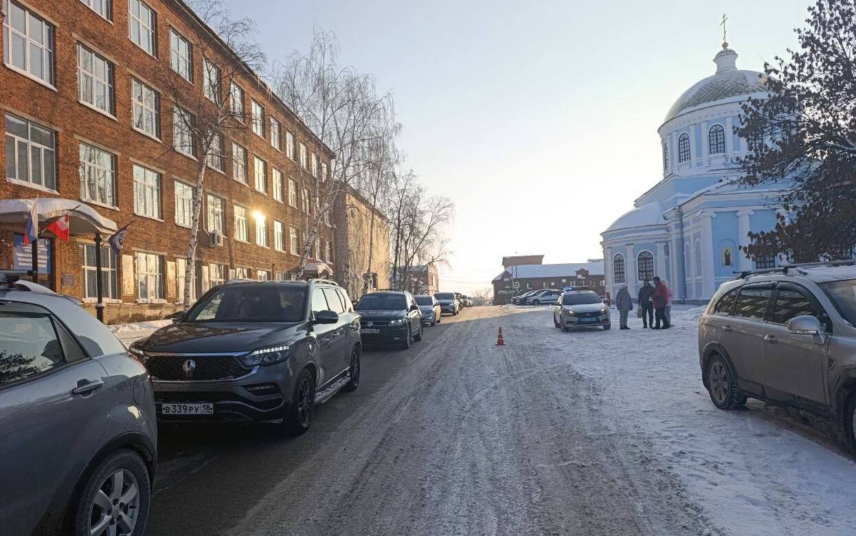 12-летняя школьница пострадала под колесами автомобиля в Воткинске