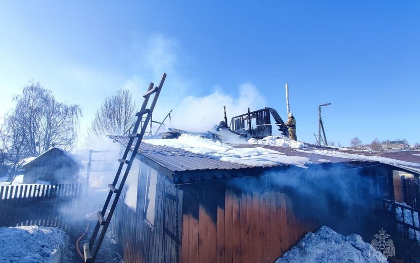Мужчину госпитализировали из горящего дома в Ижевске