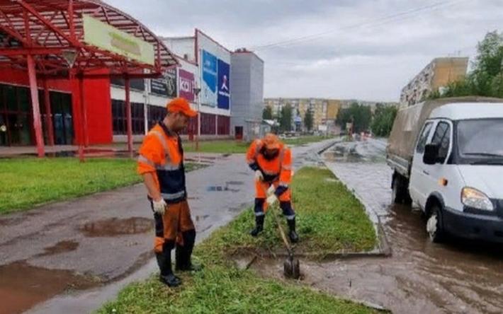 Дорожные службы расчищают ливневки в Ижевске