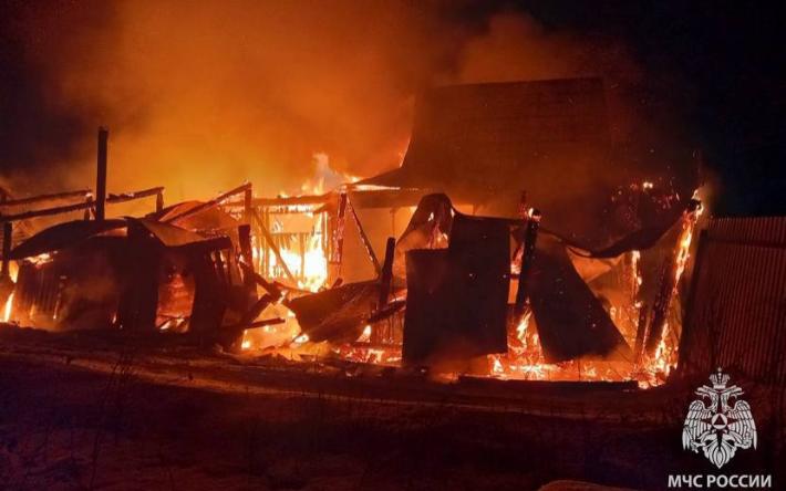 Дом, баня и машина сгорели в Удмуртии