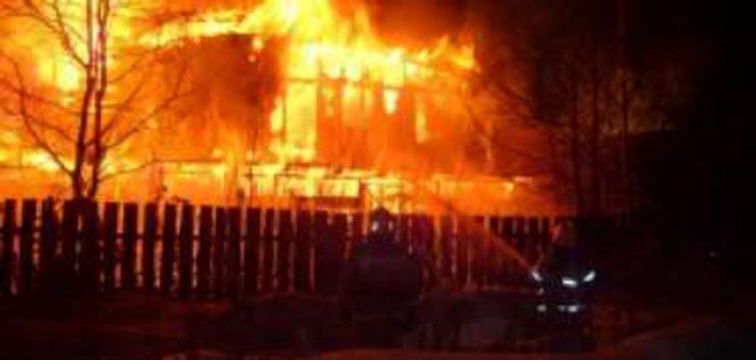 Светящаяся лагуна, фалмут. В сочи горел дом. Пожар в дагомысе. Последствия пожара в гараже. Горит лагуна.