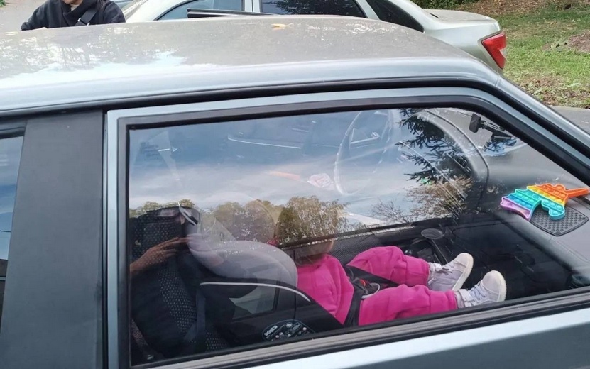 Запертого в машине ребенка спасли в Удмуртии