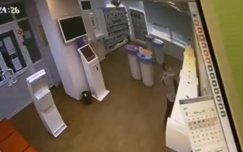 Грабитель в салоне связи. Видео: пресс-служба МВД по Удмуртии