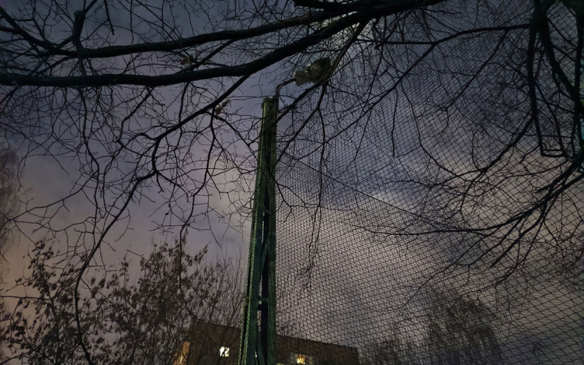 На Кирова 7 есть хоккейная коробка с установленными светоточками, но, по словам жителей района, их включают редко т.к. часть из них светит в окна соседнего дома