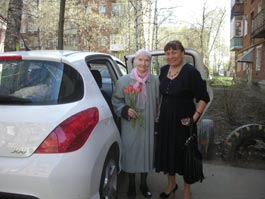 Нона Андреевна (слева) не ожидала, что 9 Мая за ней приедет автомобиль
