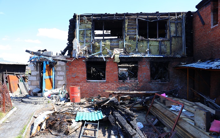 «В тот день праздновали годовщину знакомства родителей»: семья из Ижевска осталась без дома после пожара